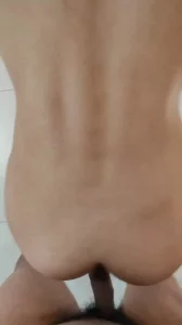 镜子前后入放暑假的清纯女大学生