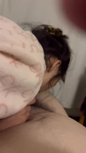 复旦女博后品尝美味酸奶肉棒，津津有味